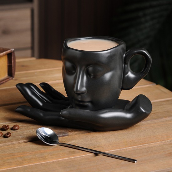 فنجان قهوه بصحن مصنوع من السيراميك بتصميم يد 
