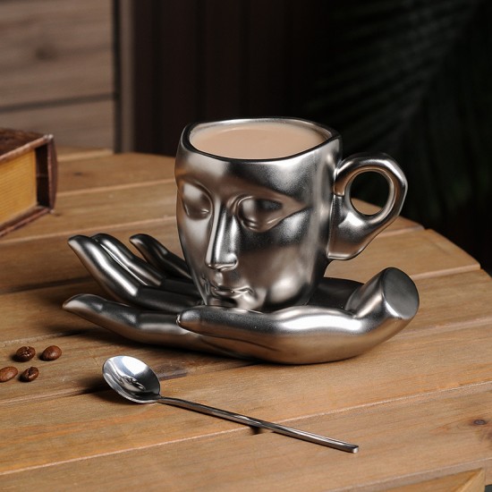 فنجان قهوه بصحن مصنوع من السيراميك بتصميم يد 