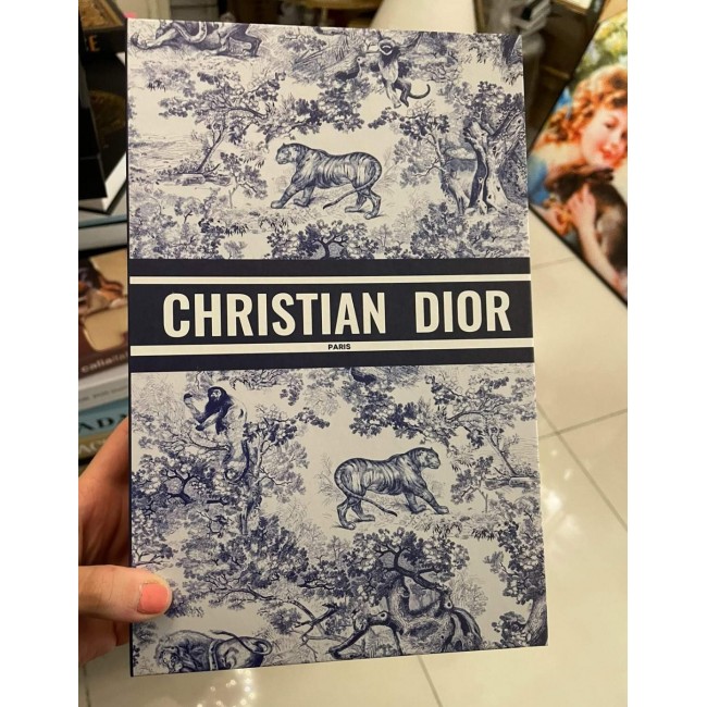 صندوق قابل للفتح بتصميم كتاب dior