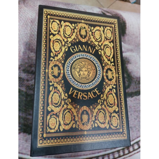 صندوق قابل للفتح بتصميم كتاب versace 