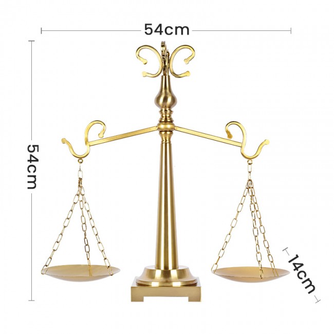تحفة ميزان مصنوع من المعدن الذهبي